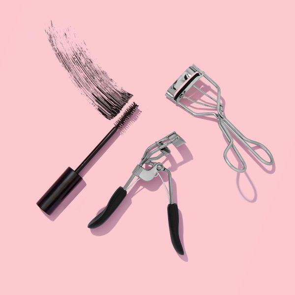 e.l.f. Pro Eyelash Curler, Vegan Makeup Tool, Creates Eye-Opening & Lifted Lashes, Lash Curler Includes Additional Rubber Replacement Pad - Image 2